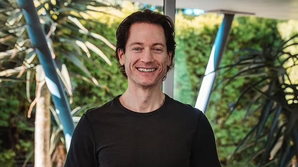 دون جراحة ولا حقن.. شاهد رجلاً عمره 45 عاماً ويبدو في الـ 18