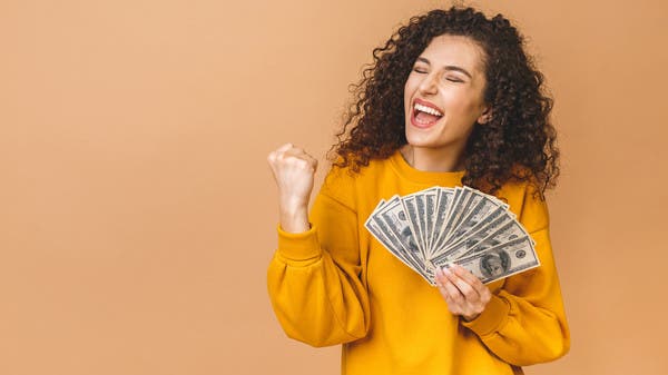 نصيحة علمية للرجال.. أغدقوا الأموال على النساء لكي يعشن أكثر!