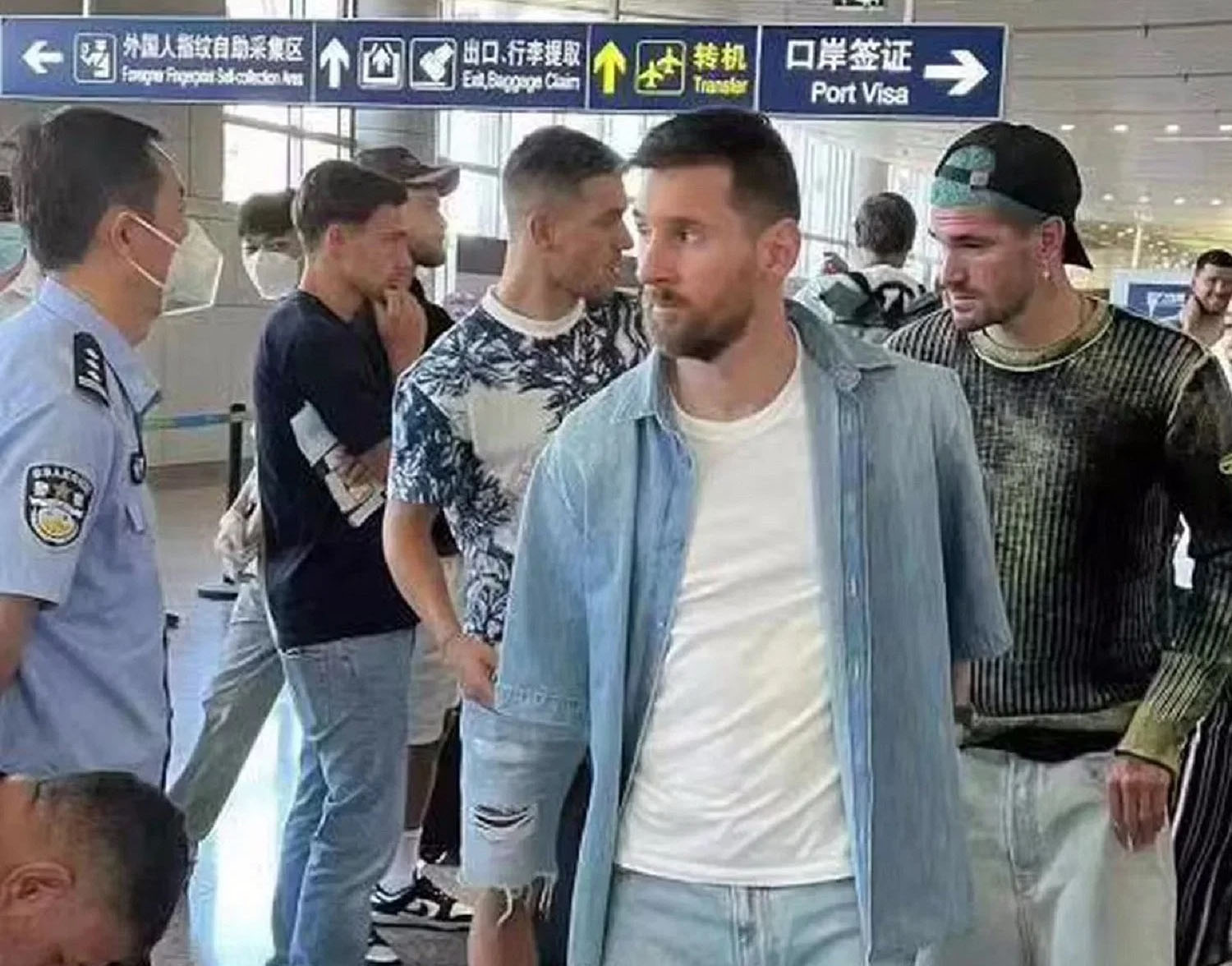 ميسي يتعرض لموقف محرج في مطار بكين