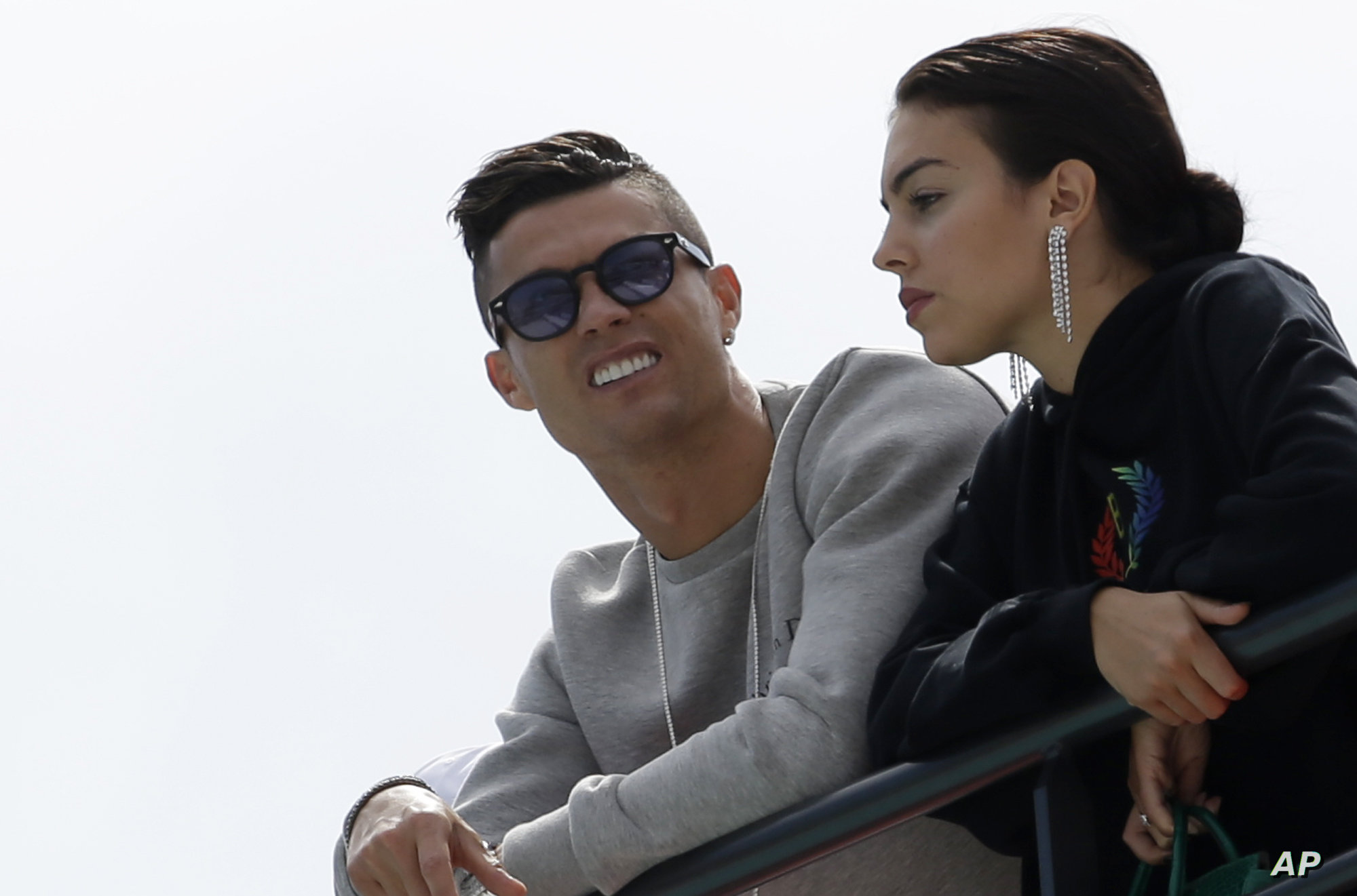 الكشف عن تفاصيل مثيرة في عقد الانفصال بين رونالدو وصديقته جورجينا