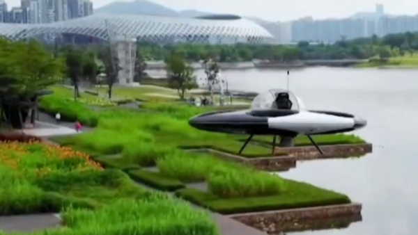 لم يعد خيالاً أبداً.. شاهد طبقاً طائراً يحلق عالياً