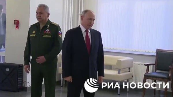 فيديو لبوتين يدير ظهره لوزير الدفاع يثير التكهنات حول علاقته المتوترة مع شويغو