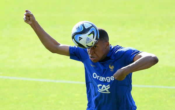 مبابي يؤكد بقاءه لموسم آخر في سان جيرمان