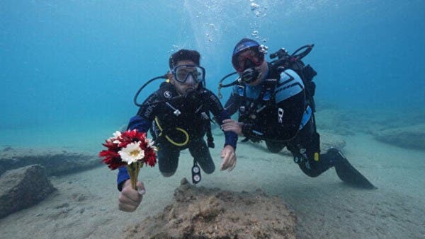 بعد بتر ساقيه بالزلزال.. شاب تركي يعود للغوص مجددا