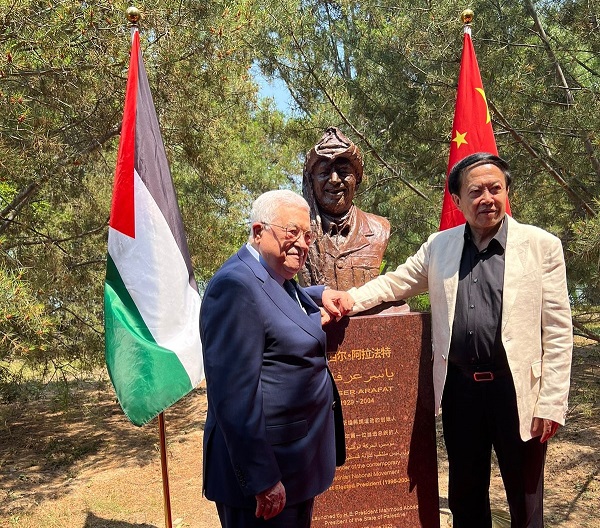 الرئيس يزيح الستار عن مجسم تذكاري للرئيس ياسر عرفات في حديقة المتحف الصيني ببكين-الحياة الجديدة