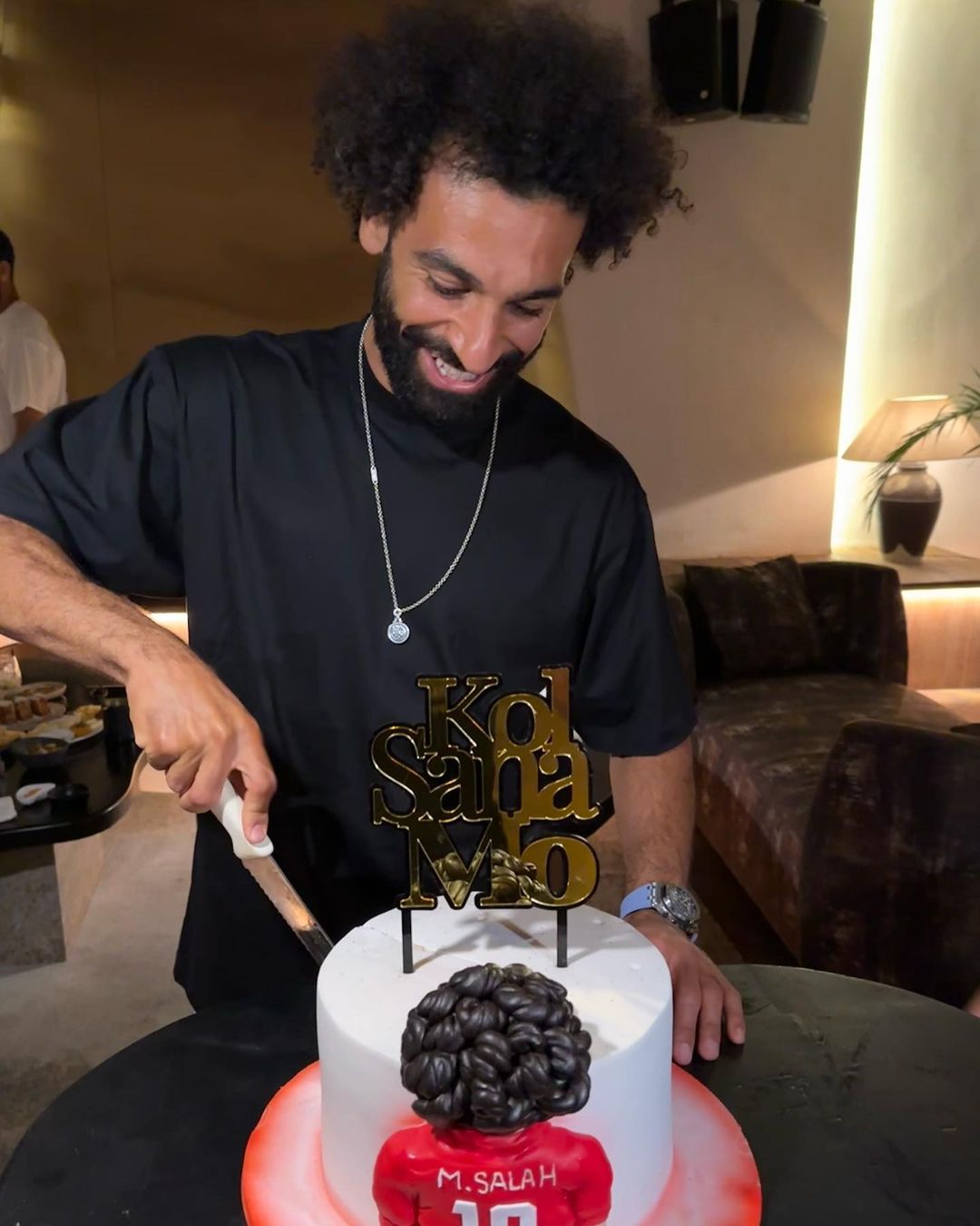 محمد صلاح يخطف الأنظار بساعة من الأحجار الكريمة