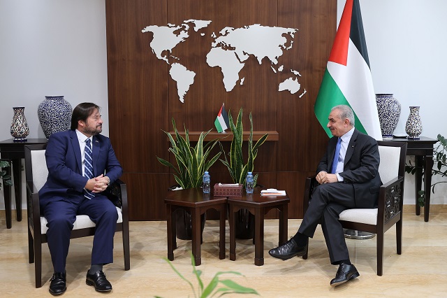 اشتية يشيد بجهود السفير التشيلي في تعزيز العلاقات الثنائية-الحياة الجديدة