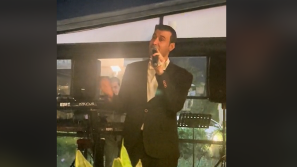 الخالق الناطق القيصر.. شبيه كاظم الساهر يشعل المسرح