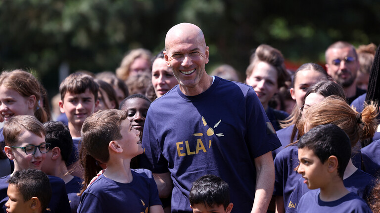 زيدان ينفجر باكياً أمام “أطفال السرطان” الفرنسيين