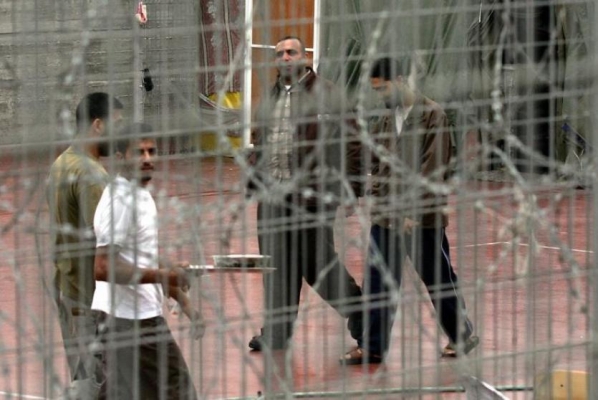 الاحتلال يخصم مراجعة عيادة الأسنان من حساب كنتينا الأسرى-الحياة الجديدة