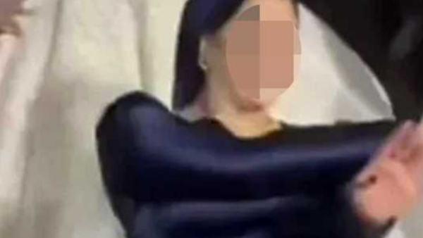 رقصت بحفل عائلي.. صاحبة الفستان الأزرق “مكسوفة أمشي بالشارع”