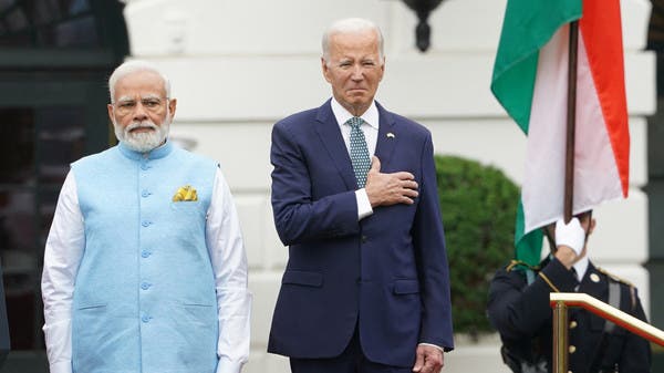 شاهد بايدن بموقف محرج.. يده على قلبه خلال النشيد الهندي!