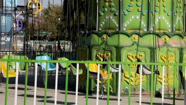 لحظات رعب لا توصف.. هكذا سقطت لعبة بمدينة ملاهٍ مصرية