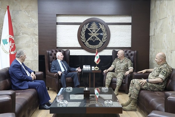 الأحمد يطلع قائد الجيش اللبناني على آخر التطورات في الساحة الفلسطينية-الحياة الجديدة