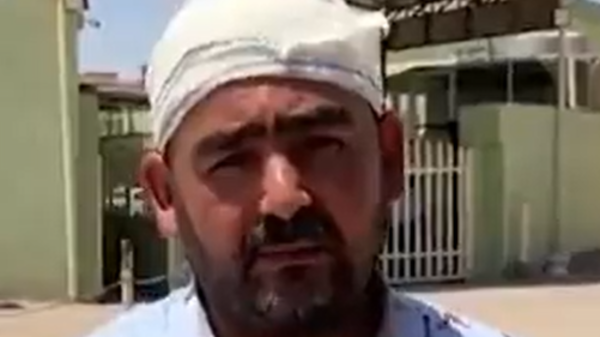 مشهد صادم لمعلم عراقي.. دم يقطر من رأسه