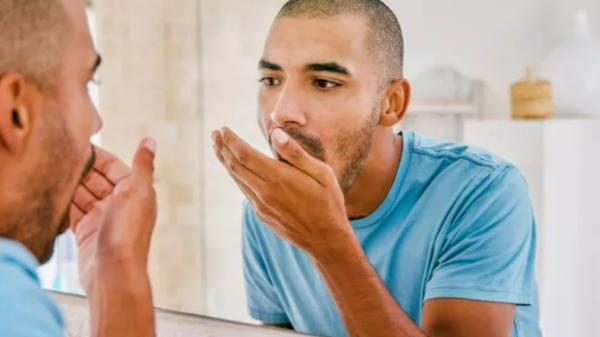 رائحة الفم الكريهة وغثيان من بين أعراض “قاتل صامت” لا ينبغي تجاهلها