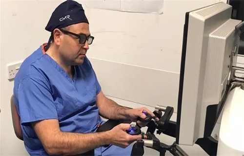 طبيب أردني يجري 9 جراحات معقدة باستخدام الروبوت في بريطانيا