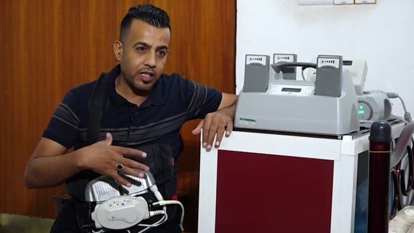 شاب عراقي يحمل قلبا صناعيا في حقيبة على الكتف.. كيف يعيش؟