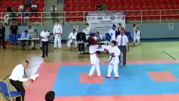 شاهد.. لكمة وتحية “غير رياضية” بين غريمتين أمام الجماهير!