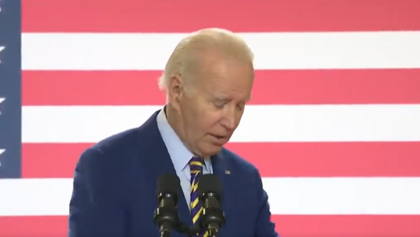 فيديو غريب لبايدن.. ركل المنصة مراراً خلال خطابه