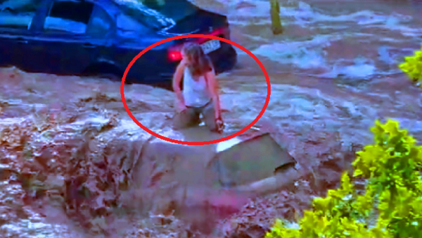 شاهد إسبانية هددها طوفان السيول وكيف أنقذوها في اللحظة الأخيرة