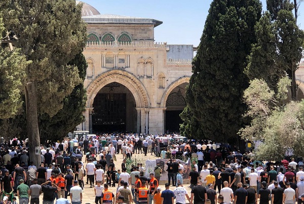 50 ألـفــا يؤدون “الجمعة” في رحاب “الأقصى”-الحياة الجديدة