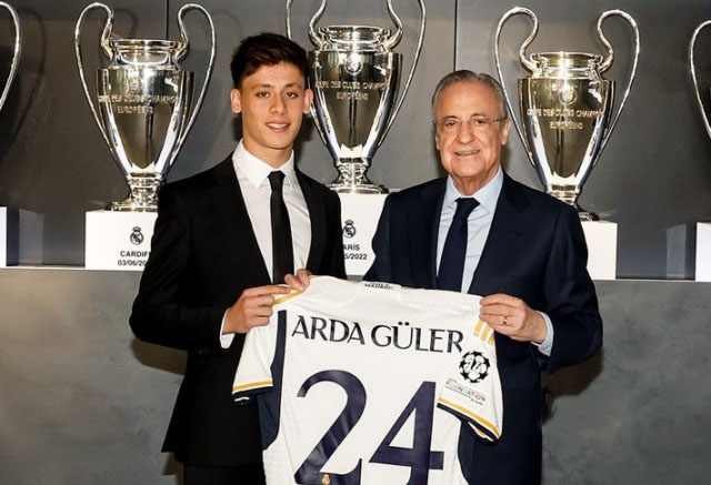 ريال مدريد.. لقطتان خلال تقديم التركي غولر واحدة عاطفية مع والدته وأخرى مًحرجة مع بيريز