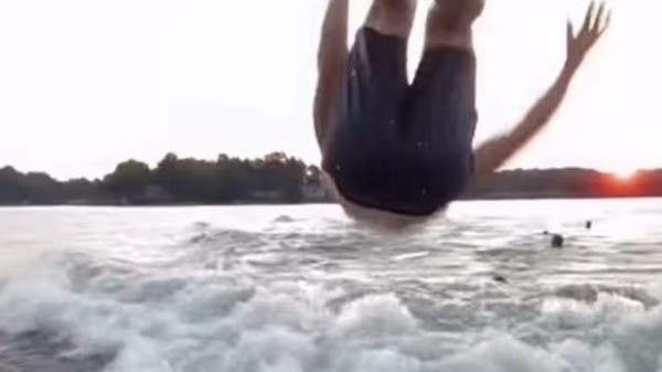 شاهد “بدعة” جديدة تجتاح التواصل.. ضحاياها “كسروا أعناقهم”