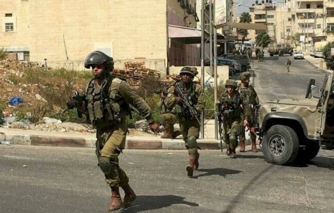 قوات الاحتلال تعتدي على شابين عند حاجز قلنديا-الحياة الجديدة