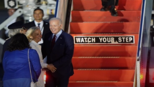 “راقب خطواتك”.. شاهد رسالة غريبة لبايدن تجعله يقف برهة ثم يقفز!