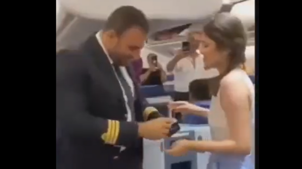 شاهد.. ماذا فعل كابتن طائرة لبنانية حتى شغل التواصل؟