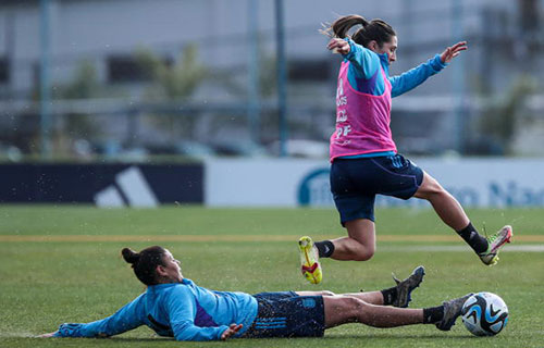 قصة 80 دقيقة تفجر غضب الجنس اللطيف في البدايات