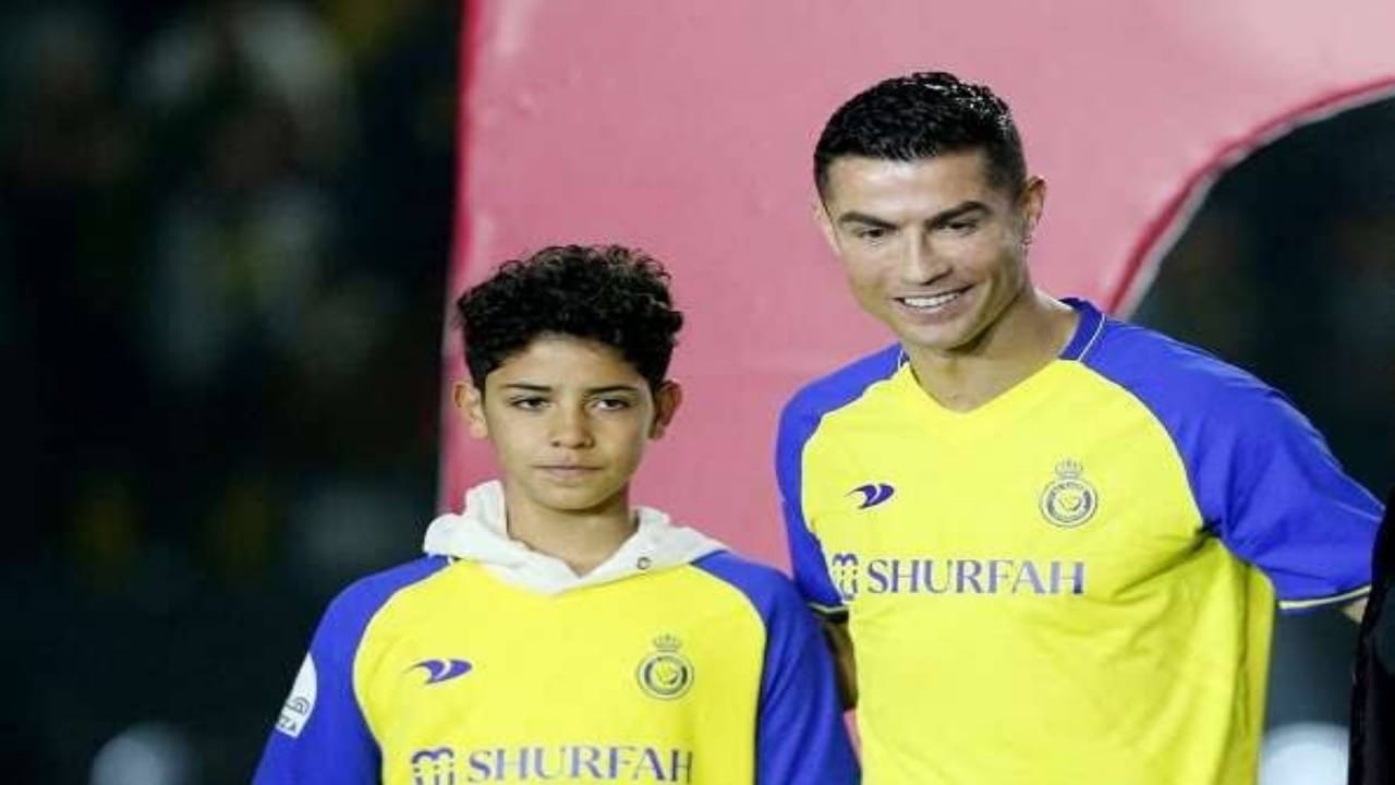 صحيفة إسبانية تفجر مفاجأة بالكشف عن هوية والدة نجل رونالدو الأول