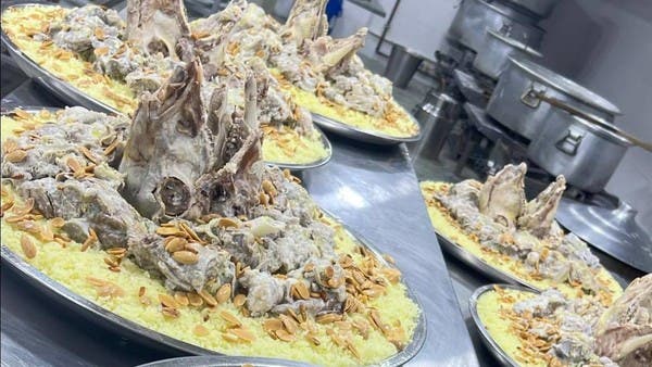 بالصور.. توفير خدمة النوم بعد تناول “المنسف” بمطعم أردني