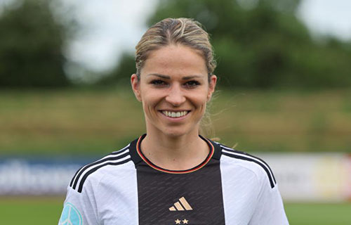 لاعبة ألمانية تخوض مونديال السيدات بحضور طفلها