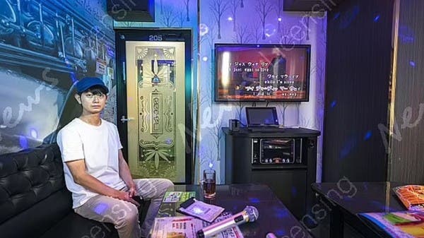 أتذكرون من يتقاضى أجراً لعمل “لا شيء”.. ها هو الآن يؤلف كتاباً لم يكتبه