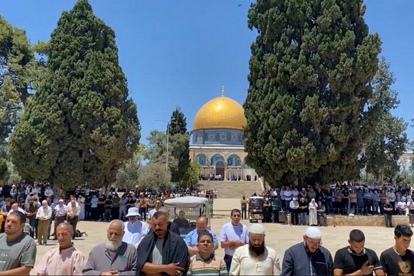 35 ألفا يؤدون الجمعة في رحاب “الأقصى”-الحياة الجديدة