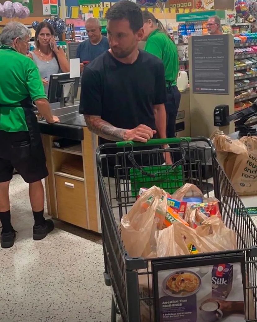 ميسي يعيش حياة مختلفة من دون حراسة أو قيود في أميركا