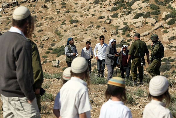 مستوطنون يضخون مياها عادمة في أراضي نحالين غرب بيت لحم-الحياة الجديدة