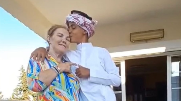 صورة شغلت التواصل.. كريستيانو جونيور بالزي السعودي يقبل رأس جدته