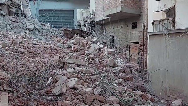 قتلى ومصابون في انهيار عقار سكني بمدينة رشيد المصرية