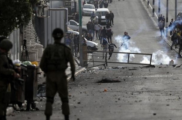 إصابة شاب بجروح خطيرة خلال مواجهات مع الاحتلال في مخيم الفوار-الحياة الجديدة