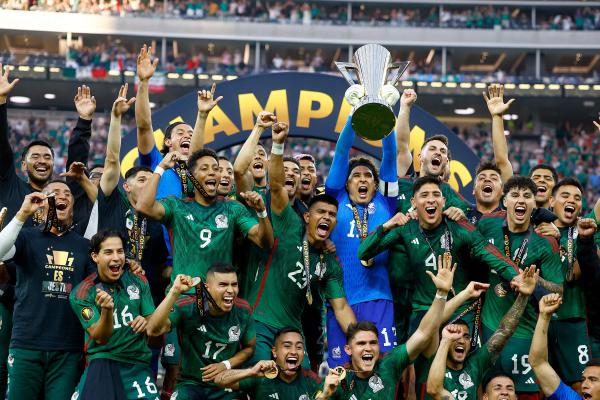 المكسيك تعزز رقمها القياسي بلقب تاسع بفوز قاتل على بنما