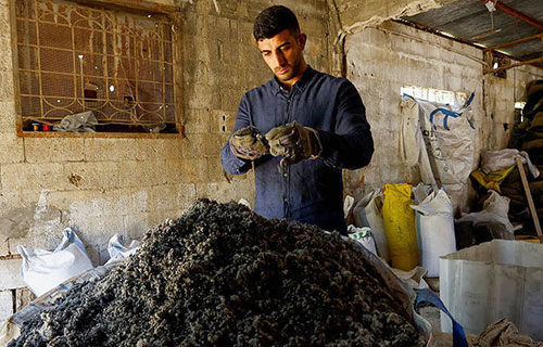 شاب غزي يحوّل إطارات السيارات لمواد تستخدم في العشب الصناعي