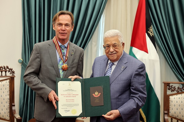 الرئيس يقلد سفير الاتحاد الأوروبي نجمة القدس من وسام القدس-الحياة الجديدة