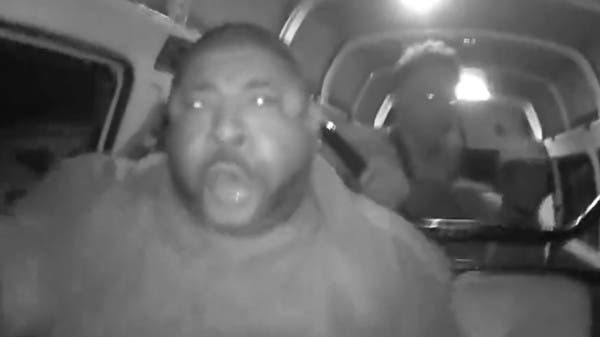 شاهد.. لصوص حاولوا سرقة سائق أجرة فأراهم ما أفزعهم فهربوا