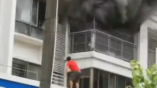 فيديو يخطف الأنفاس.. لحظة إنقاذ طفل حوصر بالنيران