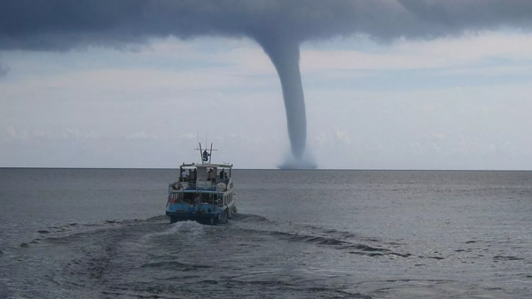 إعصار بشكل غريب يمتد من النهر للسماء في روسيا