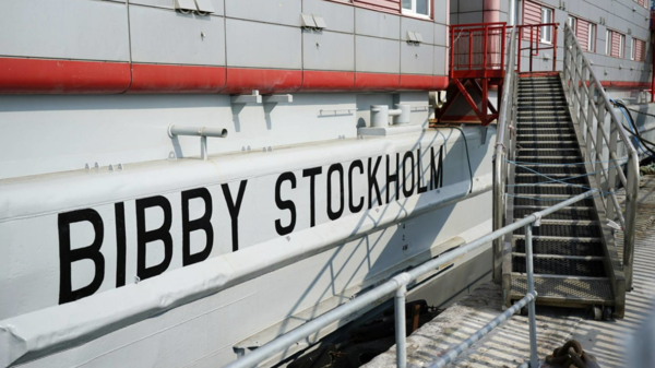 لندن تضع طالبي لجوء في بارجة راسية وتبرر.. ليست سجنا عائما!