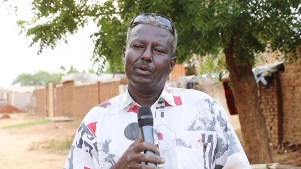 قصة مدير سابق بوزارة المالية السودانية حولته ظروف الحرب إلى حداد في ورشة